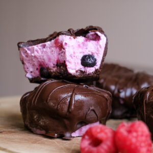 Eiwitrijke frozen yoghurt bites met pure chocolade