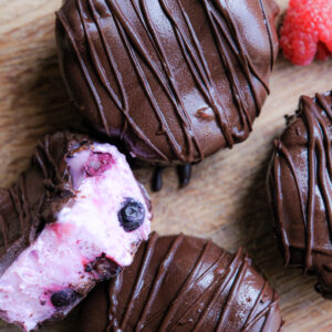 Eiwitrijke frozen yoghurt bites met pure chocolade