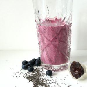 Tropical berry smoothie met chia zaden, dadels en kokos