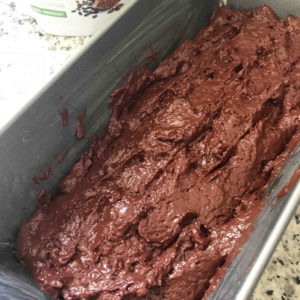 Suikervrije chocoladecake met rode biet voor het bakken in bakvorm