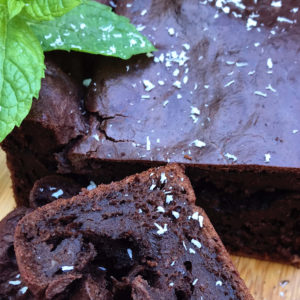 Suikervrije chocoladecake met rode biet, gedecoreerd met kokosrasp en verse munt