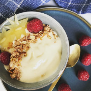 crazy banana maaltijd smoothie met framboos, granola en kiwi