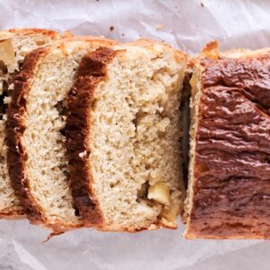 Eiwitrijk bananenbrood met appelvulling