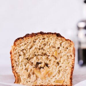 Eiwitrijk bananenbrood met appelvulling