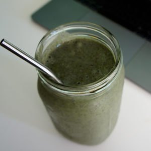 Eiwitrijke power smoothie met spinazie bovenaangezicht