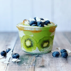 Groene Chia pudding met blauwe bessen