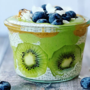 Groene Chia feest pudding met blauwe bessen en kokos