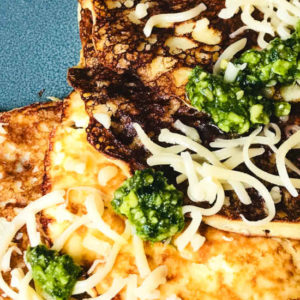 Hartige proteïne pannenkoeken met pesto