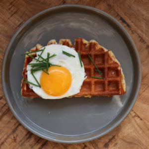 Hartige wafels met spiegelei