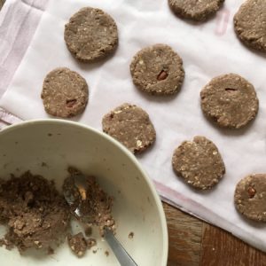 Proteine havermout koekjes op een bakplaat