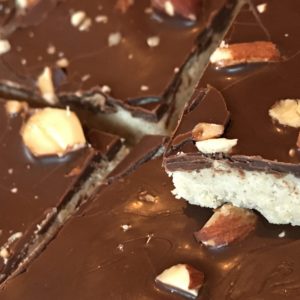 lunchrepen met chocolade en gehakte amandelen