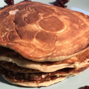 stapeltje van 5 kleine pannenkoeken op bord met cranberry's