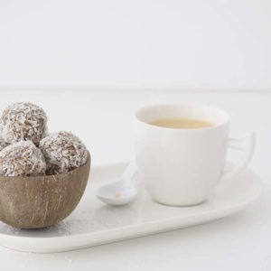 Kokos ballen in houten kom