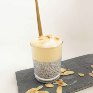 Live Puri chia pudding op leisteen