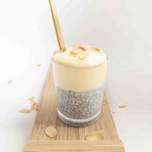 Live Puri chiapudding in glas op houten plank