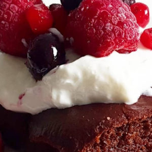 Live Puri chocoladetaartje met eiwitpoeder en fruit