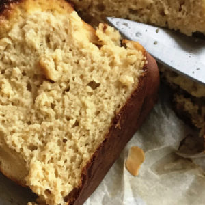 koolhydraatarme muffins in 2 gesneden met slechts 3 ingrediënten