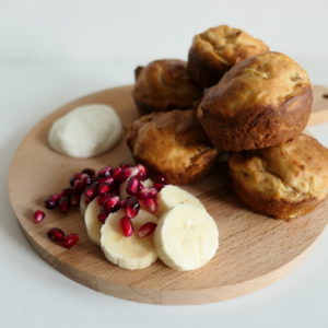 Bananenbroodmuffins op houten plank
