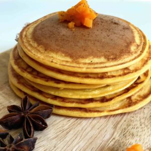 stapel pompoen pannenkoeken op houten plank