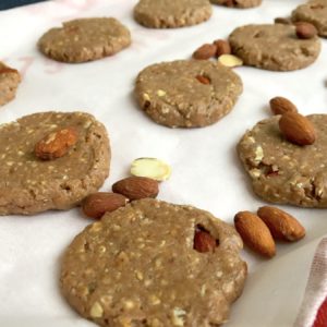 Proteine koekjes op een bakplaat met amandelen