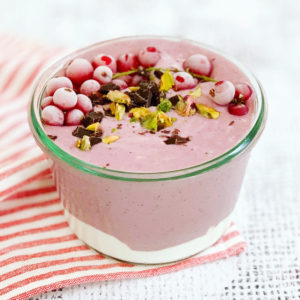 Vanille kersen smoothie met bevroren fruit