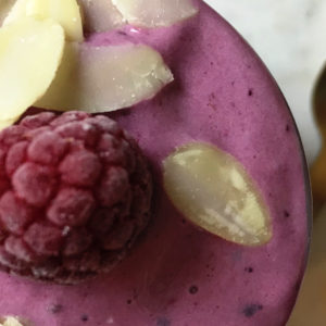very berry chai proteine smoothie with almonds
