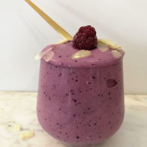 very berry proteine smoothie met framboos en geschaafde amandel