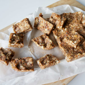 vijgen noten reep met eiwit op wit bakpapier en houten plank