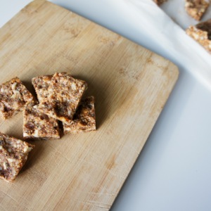 Vijgen noten snack op houten plank