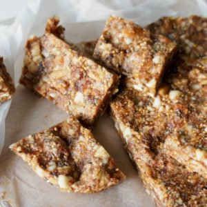 vijgen noten reep op bakpapier en houten plank