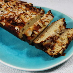 Waanzinnige kokoscake met kokosschaafsel op bordje