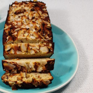 Waanzinnige kokoscake met kokosschaafsel op bordje