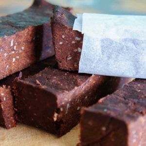 Zelfgemaakte chocolade eiwitreep op houten plank