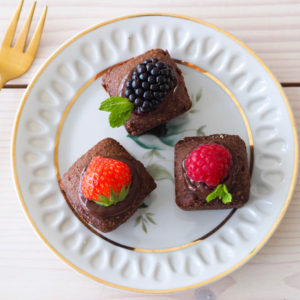 Chocolade cakejes op bord met fruit