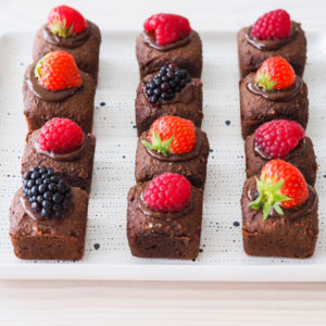 Chocolade cakejes op bord met fruit