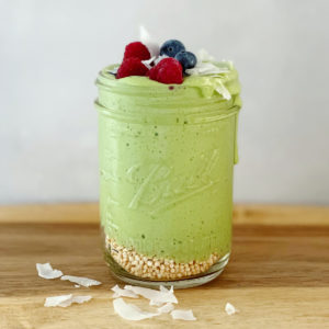 groene smoothie in a Jar met bessen en kokossnippers