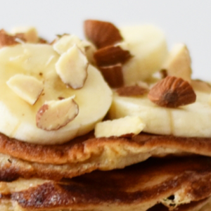 Pannenkoeken met banaan en gehakte noten