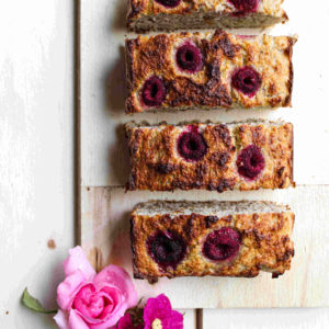 kokosbanaancake met frambozen op houten plank