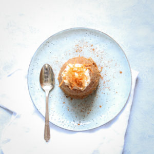 Proteine carrot mugcake met kwark op stenen bordje