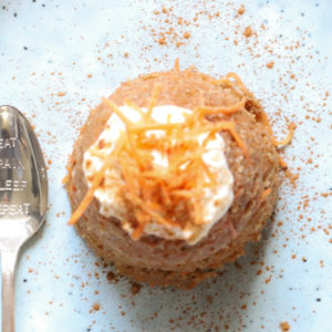 carrot mugcake op bord met wit servet op achtergrond