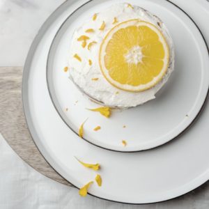 sinaasappeltaart op witte borden